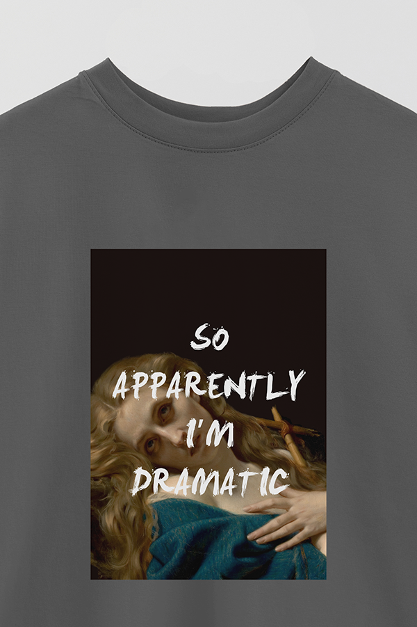 REMERA OVER ESTAMPADA ART COLLECTION 109 SO APPARENTLY I'M DRAMATIC