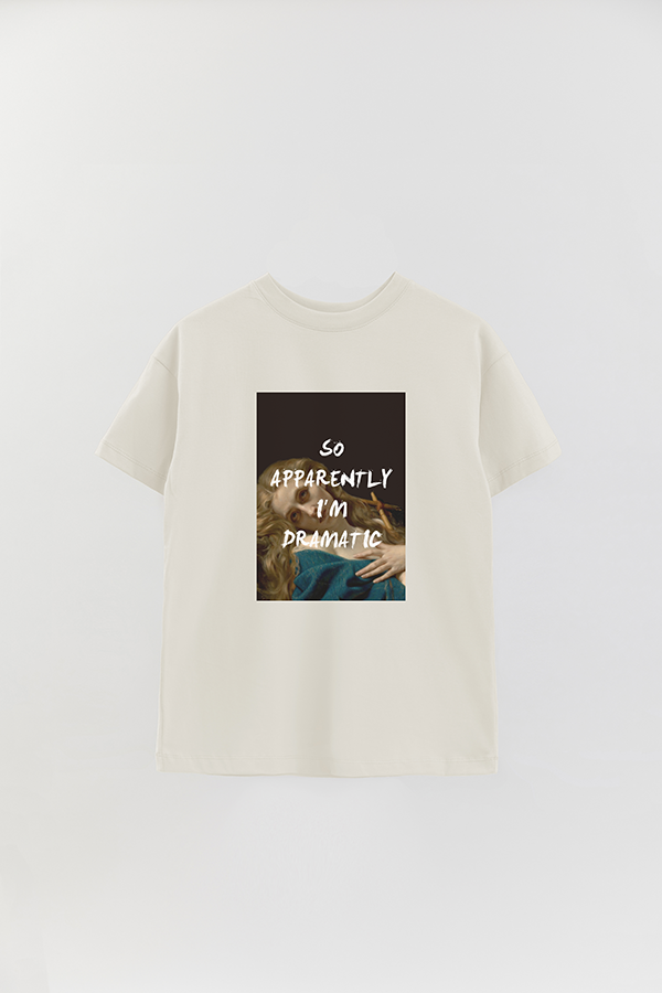 REMERA OVER ESTAMPADA ART COLLECTION 109 SO APPARENTLY I'M DRAMATIC