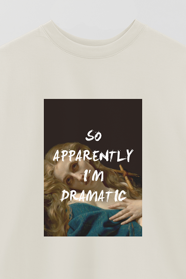 REMERA OVER ESTAMPADA ART COLLECTION 109 SO APPARENTLY I'M DRAMATIC