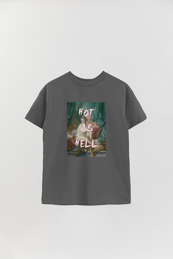 REMERA OVER ESTAMPADA ART COLLECTION 81 HOT AS HELL