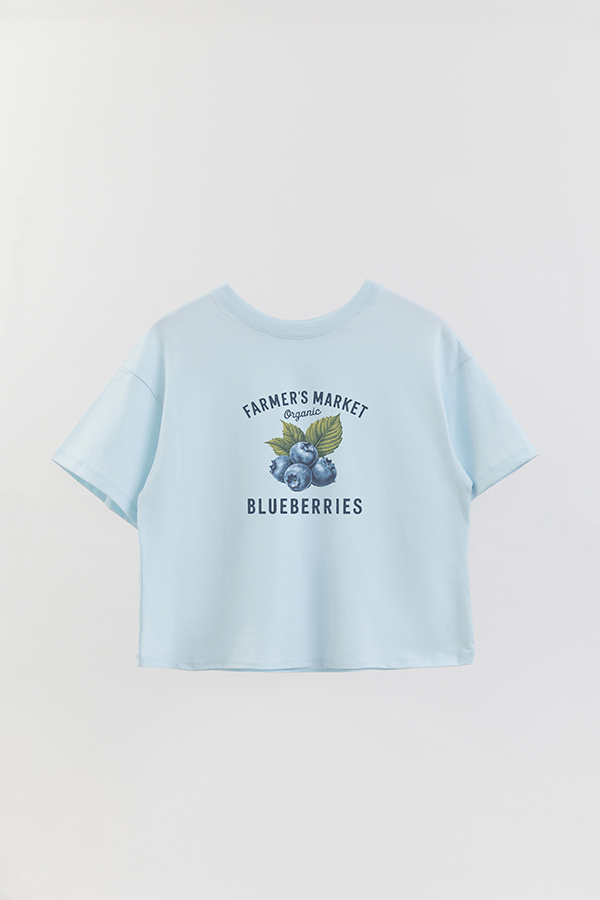 REMERA CROP ESTAMPADA HARVEST FARMER MARKET BLUEBERRY