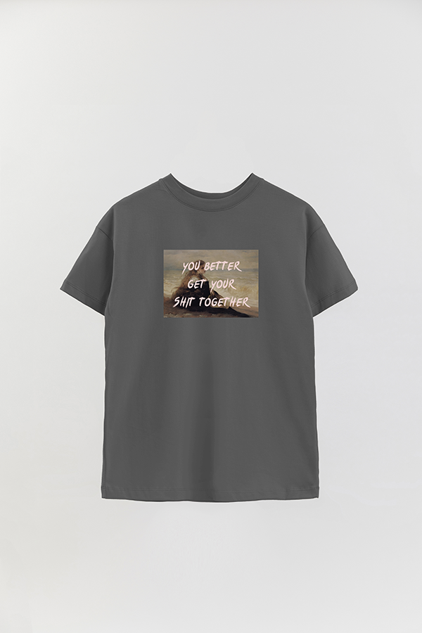 REMERA OVER ESTAMPADA ART COLLECTION 90 YOU BETTER GET YOUR SHIT TOGETHER