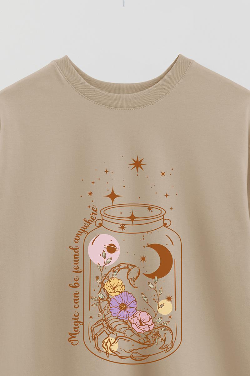 REMERA OVER ESTAMPADA MST MAGIC CAN BE FOUND ANYWHERE