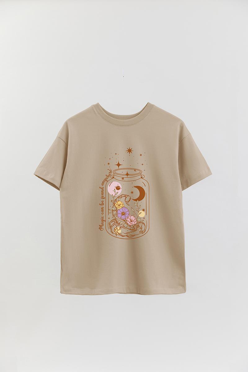 REMERA OVER ESTAMPADA MST MAGIC CAN BE FOUND ANYWHERE