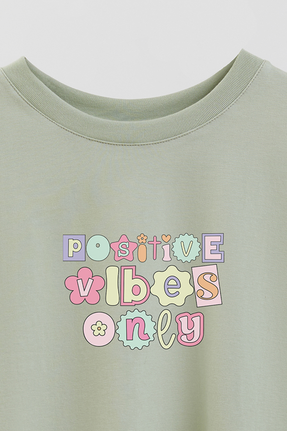 REMERA CROP ESTAMPADA CV4 POSITIVE VIBES ONLY