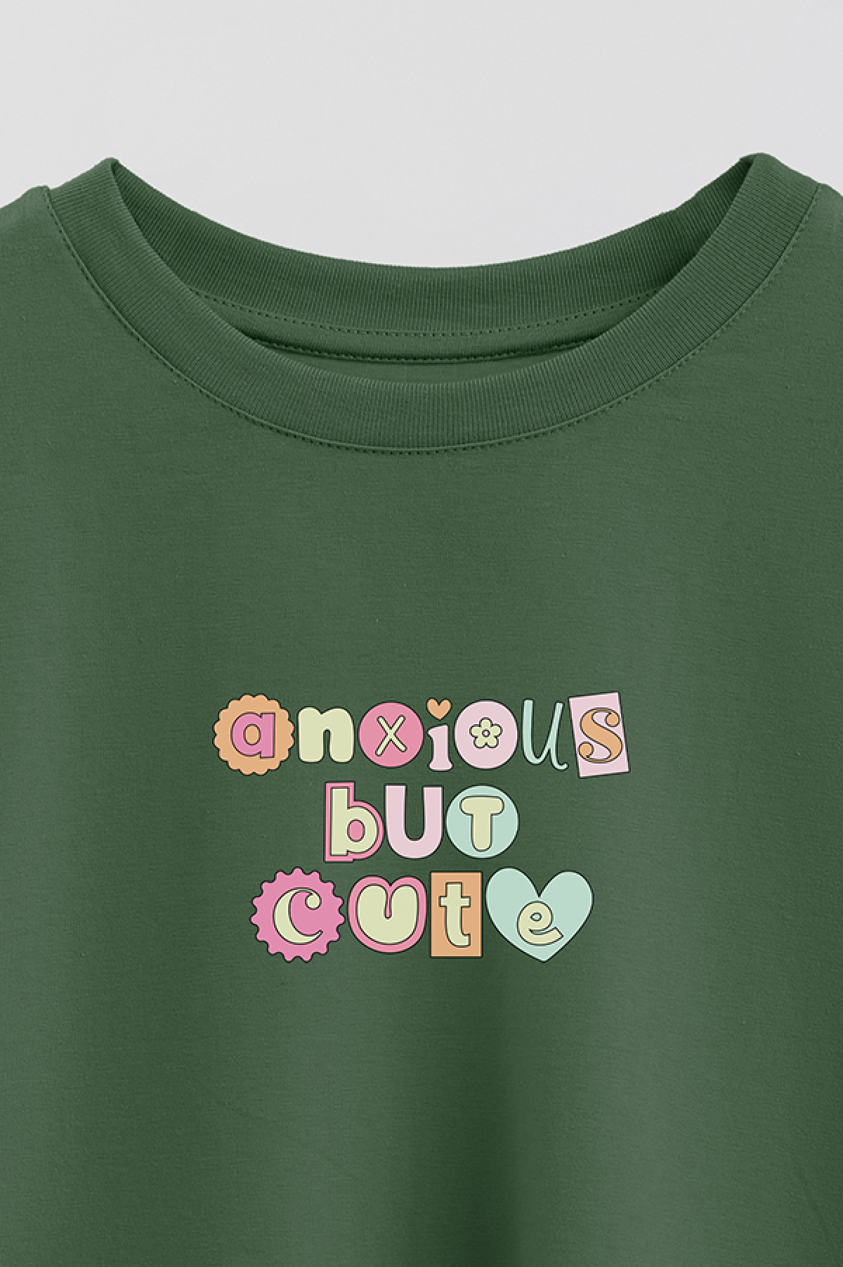 REMERA CROP ESTAMPADA CV4 ANXIOUS BUT CUTE