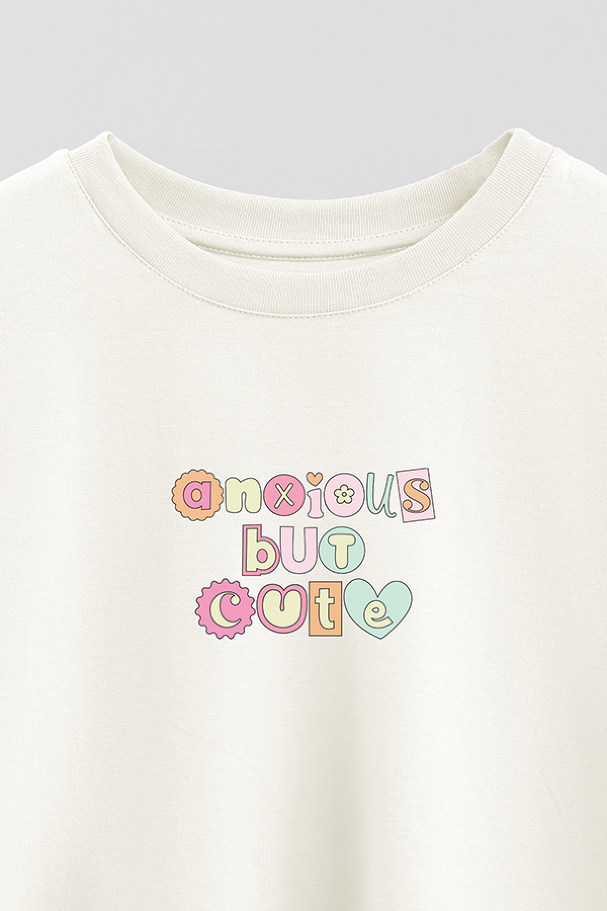 REMERA CROP ESTAMPADA CV4 ANXIOUS BUT CUTE