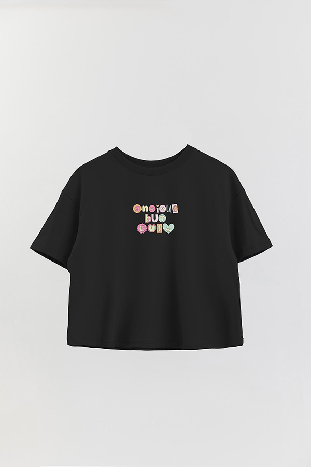 REMERA CROP ESTAMPADA CV4 ANXIOUS BUT CUTE
