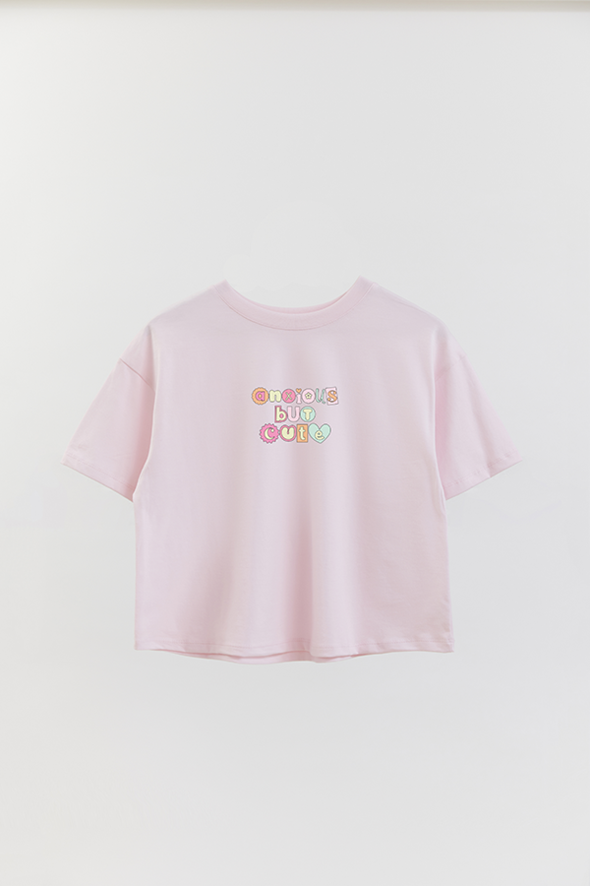 REMERA CROP ESTAMPADA CV4 ANXIOUS BUT CUTE