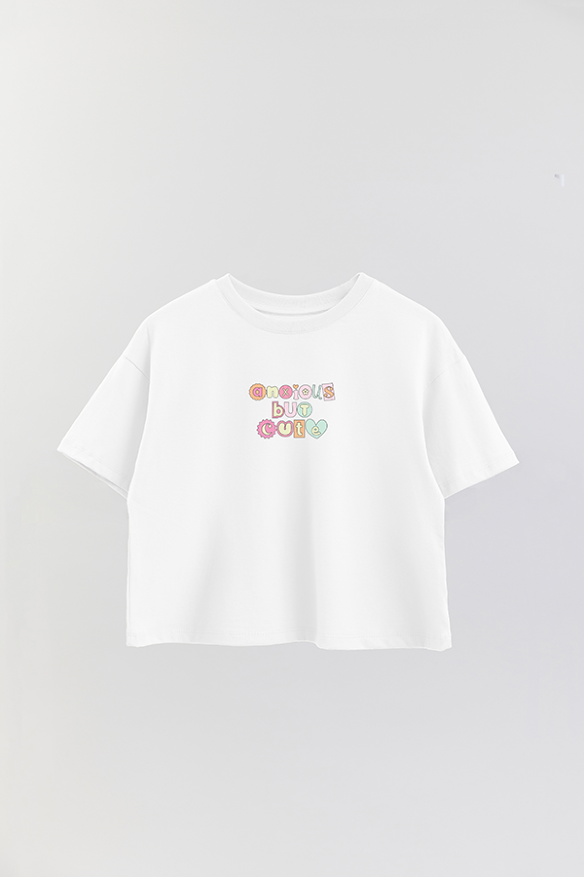 REMERA CROP ESTAMPADA CV4 ANXIOUS BUT CUTE